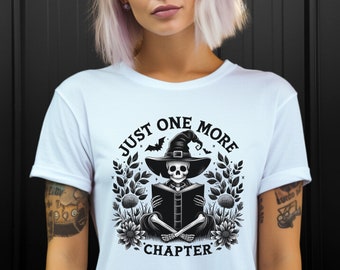 Un chapitre de plus, squelette dans un chapeau de sorcière, lisant avec une chauve-souris et des fleurs, chemise unisexe, chemise avant-gardiste, t-shirt de sorcière, t-shirt d'Halloween, t-shirt,