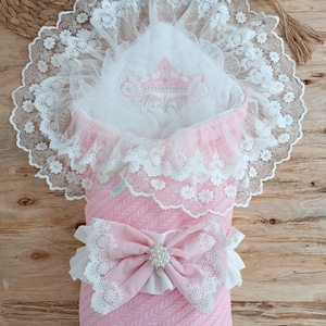 Puede incluir: Un juego de tres tazas de cerámica con un acabado mate moteado. Cada taza presenta un color diferente: azul claro, crema y gris. Las tazas tienen un diseño simple y moderno y un asa cómoda.