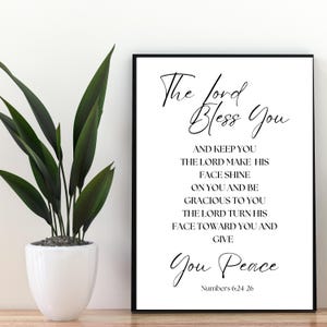 Può includere: Arte da parete stampabile in bianco e nero con una citazione religiosa: "The Lord Bless You" e "Numbers 6:24-26".