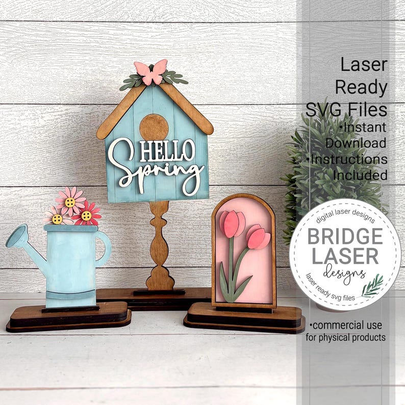 Puede incluir: Decoraciones de primavera de madera. Incluye una casita para p&aacute;jaros azul con el texto "Hello Spring", una regadera con flores y una exhibici&oacute;n de tulipanes rosas. Archivos SVG listos para l&aacute;ser.
