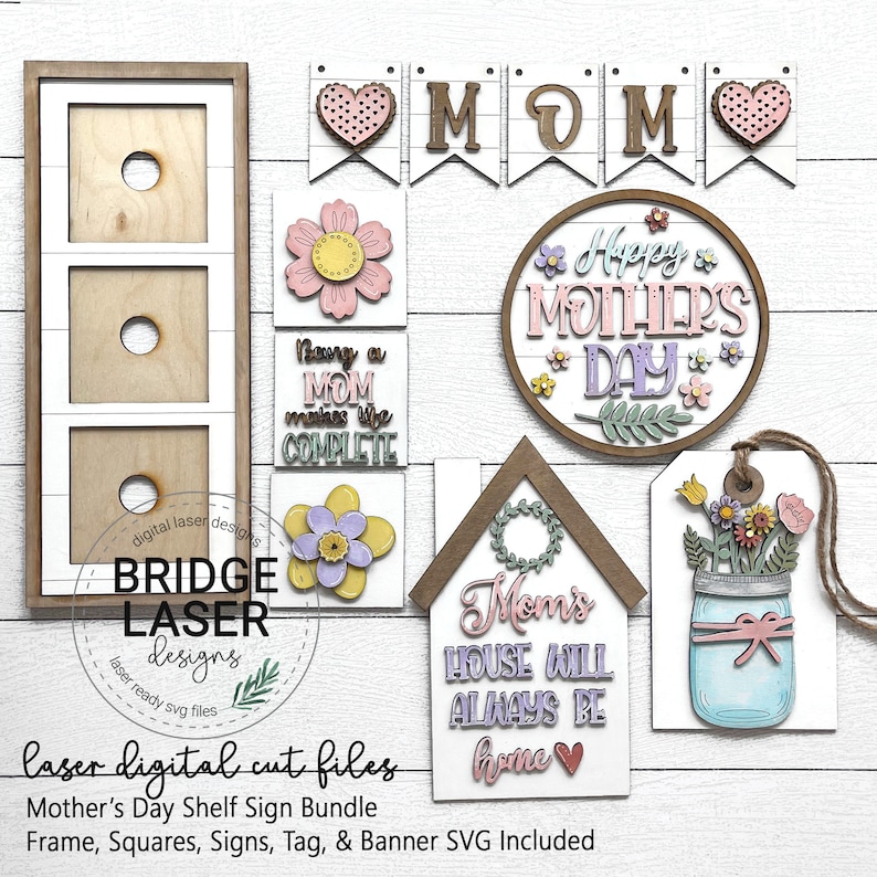 Op de afbeelding: Een bundel digitale snijbestanden voor Moederdag met verschillende ontwerpen, waaronder een frame, vierkanten, borden, een label en een banner. De ontwerpen bevatten bloemmotieven, harten en de woorden "Mam", "Gelukkige Moederdag", "Een moeder hebben maakt het leven compleet" en "Mams huis zal altijd een thuis zijn".