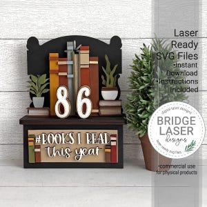 Könnte beinhalten: Ein Bücherregal-Dekostück aus Holz mit der Zahl 86, Büchern und Topfpflanzen. Das Schild lautet "#BOOKS I READ this year." Das Design beinhaltet laserfertige SVG-Dateien zum sofortigen Download.