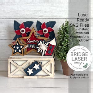 Könnte beinhalten: Ein Set aus patriotischen Holzdekorationen mit zwei Windrädern, zwei Sternen, einem Feuerwerk und einem Anhänger in Rot, Weiß und Blau. Der Text Laser Ready SVG Files, Instant Download, Instructions Included und Bridge Laser Designs ist sichtbar.