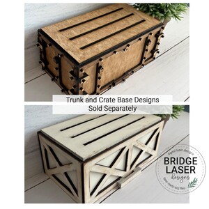 K&ouml;nnte beinhalten: Zwei rechteckige Holzkisten mit lasergeschnittenen Details. Die obere Kiste ist aus Naturholz mit schwarzen Akzenten und dem Text Trunk and Crate Base Designs Sold Separately. Die untere Kiste ist wei&szlig; mit schwarzer Umrandung und Kreuzmuster.