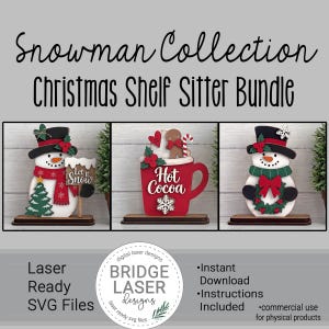 K&ouml;nnte beinhalten: Ein Snowman Collection Weihnachts-Regal-Set bestehend aus drei Holzdekorationen: einem Schneemann mit Let it Snow-Schild, einer roten Hot Cocoa-Tasse mit Lebkuchenmann und einem Schneemann mit Kranz, alle auf dunkelbraunen Sockeln.