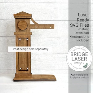 Puede incluir: Un soporte de poste de se&ntilde;alizaci&oacute;n de madera con una parte superior decorativa y un soporte de se&ntilde;al rectangular. El soporte est&aacute; hecho de madera cortada con l&aacute;ser y est&aacute; listo para ensamblarse. El soporte de poste de se&ntilde;alizaci&oacute;n est&aacute; dise&ntilde;ado para uso comercial para productos f&iacute;sicos. El texto "Laser Ready SVG Files" es visible en la imagen. El texto "Instant Download" es visible en la imagen. El texto "Instructions Included" es visible en la imagen. El texto "Post design sold separately" es visible en la imagen. El texto "digital laser designs" es visible en la imagen. El texto "BRIDGE LASER designs" es visible en la imagen. El texto "laser ready svg files" es visible en la imagen. El texto "commercial use for physical products" es visible en la imagen.