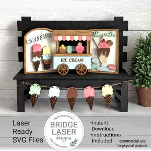 Könnte beinhalten: Eine hölzerne Eisdielen-Ausstellung mit einem Banner aus Eistüten-Ausschnitten. Die Ausstellung zeigt einen Eiswagen, Eistüten und die Worte "ICE CREAM" und "The parlor". Die Ausstellung ist schwarz-weiß mit Pastellakzenten.