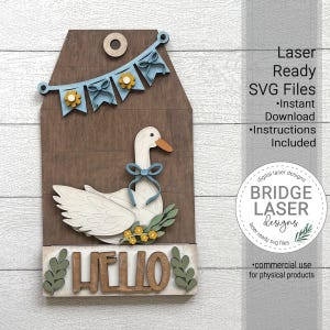Könnte beinhalten: Wanddekoration aus Holz mit einer weißen Gans mit blauer Schleife, einem Banner mit blauen Schleifen und gelben Blumen sowie dem Wort "HELLO". Das Design enthält den Text "Laser Ready SVG Files" und "BRIDGE LASER designs".