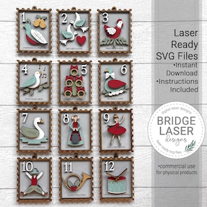 Könnte beinhalten: Ein Satz von zwölf lasergeschnittenen Weihnachtsornamenten aus Holz, jeweils gerahmt und mit den Nummern 1-12 versehen. Jedes Ornament zeigt ein anderes Design aus dem Lied „The Twelve Days of Christmas“, darunter Vögel, Schwäne und Figuren. Die Ornamente sind grau, braun, rot und grün.