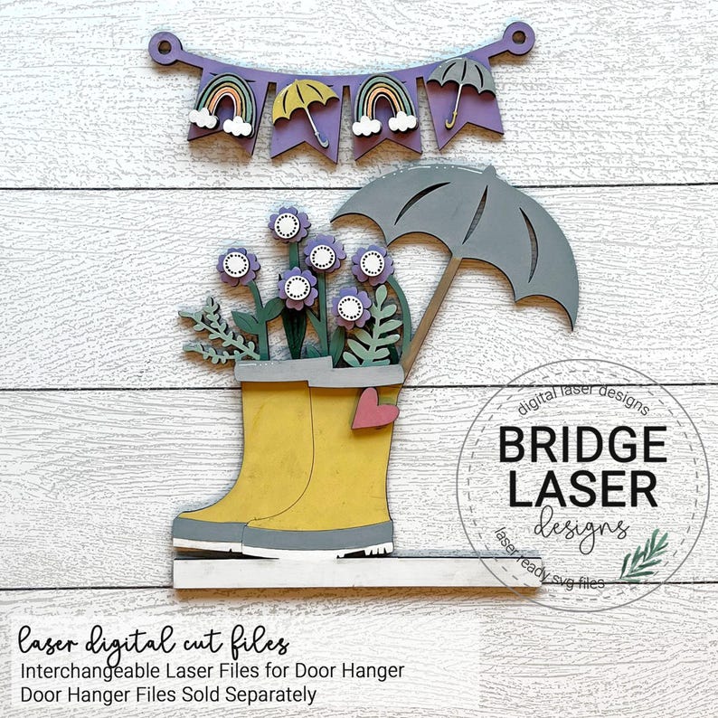 Puede incluir: Un dise&ntilde;o de archivo de corte l&aacute;ser para un colgador de puerta que presenta una bota de lluvia amarilla con flores moradas, hojas verdes y una sombrilla gris. El dise&ntilde;o tambi&eacute;n incluye una pancarta con arco&iacute;ris y sombrillas.