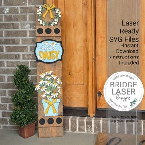 Op de afbeelding: Een houten verticaal bord met madeliefjes- en bloemmotieven. Het bord heeft een krans, de zin "Fresh as a Daisy" en een pot madeliefjes. Het bord is versierd met gele en blauwe accenten. Laserklare SVG-bestanden.