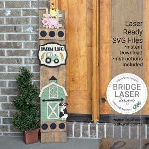 Könnte beinhalten: Ein Holzschild im Bauernhaus-Stil mit einem Huhn, einem Schwein und einer Szene vom Bauernhof. Das Schild enthält den Text "FARM LIFE" und "Laser Ready SVG Files". Das Schild ist für den Außenbereich konzipiert und hat eine rustikale Ästhetik.