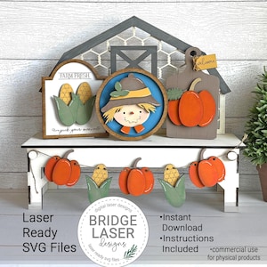 Könnte beinhalten: Eine herbstliche Holzdekoration mit einem scheunenförmigen Hintergrund und dekorativen Elementen. Enthält eine Vogelscheuche, Kürbisse und Mais. Ein Banner mit Kürbissen und Mais hängt darunter. Der Text "FARM FRESH" und "welcome" sind sichtbar.
