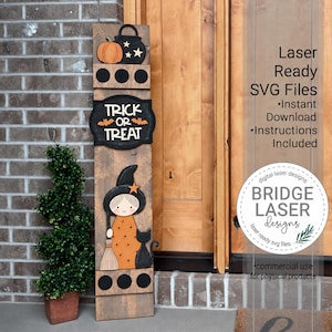 Puede incluir: Un letrero de madera alto para porche con una calabaza, un caldero negro con estrellas, un letrero negro con el texto TRICK OR TREAT y murciélagos naranjas, y una bruja con una escoba y un gato negro. Texto visible: Laser Ready SVG Files.