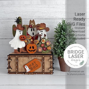 Può includere: Una scatola di legno con un'etichetta che riporta la scritta HAY BOO e un fantasma, sormontata da tre figure di fantasmi con cappelli da cowboy, zucche, girasoli e un ragno. Il testo a destra recita Laser Ready SVG Files, Instant Download.