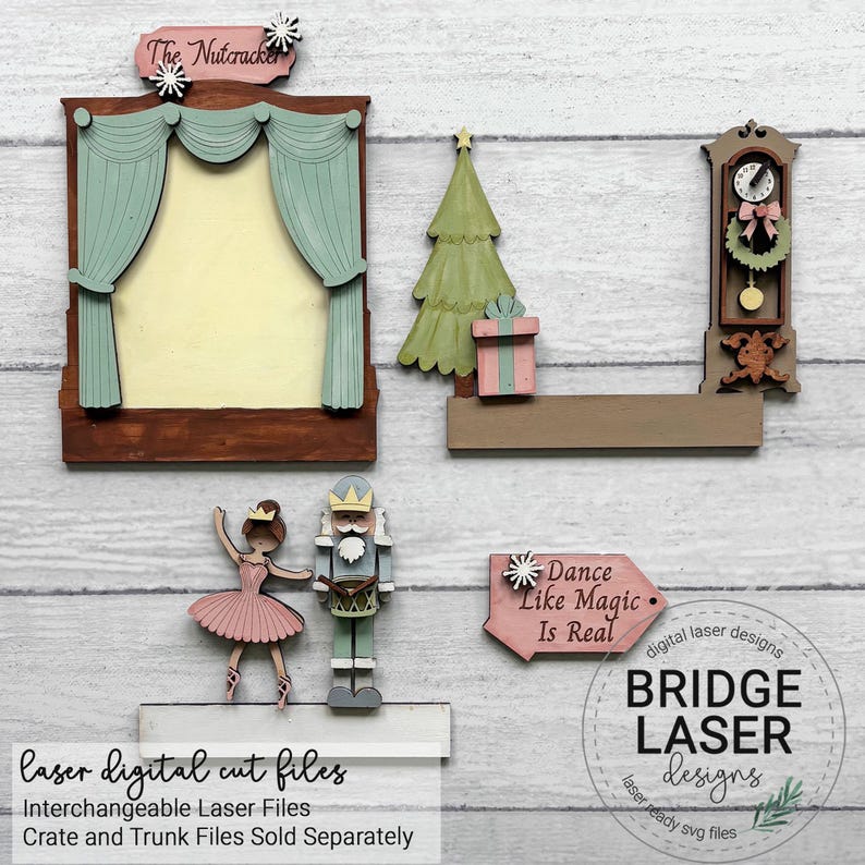 K&ouml;nnte beinhalten: Ein Set aus lasergeschnittenen Holzteilen mit einer Theaterb&uuml;hne mit The Nutcracker-Schild, einem Weihnachtsbaum, einem Geschenk, einer Standuhr, einer Ballerina, einem Nussknacker-Soldaten und einem Schild mit der Aufschrift Dance Like Magic Is Real.
