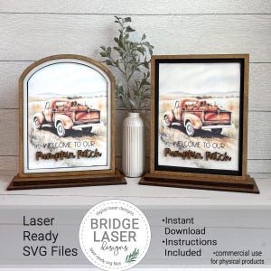 Può includere: Due cartelli in legno a tema autunnale. Ogni cartello presenta un'immagine ad acquerello di un camion vintage pieno di zucche. I cartelli recitano "WELCOME TO OUR Pumpkin Patch". Un cartello ha la parte superiore ad arco, l'altro è rettangolare.