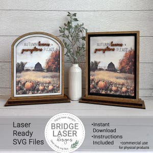 Puede incluir: Dos letreros de madera enmarcados con ilustraciones de temática otoñal. Los letreros presentan un paisaje con calabazas, un granero y el texto "Autumn Leaves & Pumpkins Please". Un letrero tiene una parte superior arqueada, el otro es rectangular.