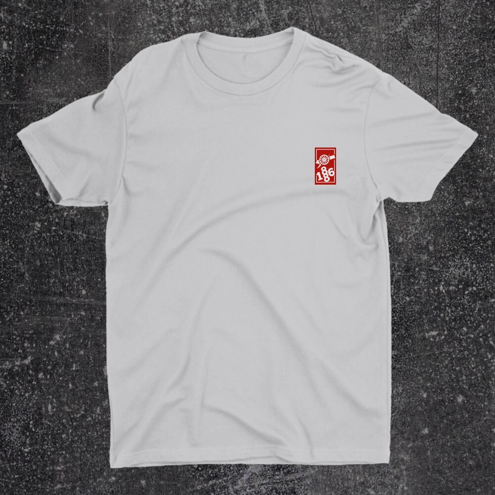 口コミ・レビューで人気商品を探そう Cannon Badge Crest Arsenal 1886 Left Side UNISEX T-shirt - Etsy ウェア