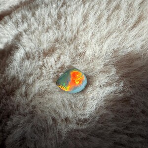 2.3ct australischer halbschwarzer Opal - chinesisches Schriftmuster | Natürlicher fester Opal von Lightning Ridge | Seltenes Farbspiel-Gemme