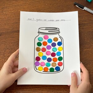 Könnte beinhalten: Ein druckbarer Wasser-Tracker mit einer Schwarzweißillustration eines Einmachglases, das mit bunten Punkten gefüllt ist. Der Text "Ziel: 1 Gallone Wasser pro Tag" steht oben auf der Seite.