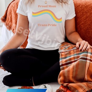Proud Mom Trans Pride T-Shirt: Unisex Jersey Tee