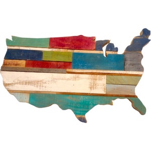 Fabriquée à la main en bois de récupération, carte des États-Unis 1 x 15 x 20 po. Décoration multicolore rustique, art folklorique primitif États-Unis d'Amérique Amérique patriotique