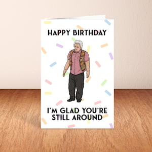 Könnte beinhalten: Geburtstagskarte mit dem Text "HAPPY BIRTHDAY" oben und "I'M GLAD YOU'RE STILL AROUND" unten. Die Karte zeigt eine Illustration einer Person in einem rosa Hemd, einer Weste und einer schwarzen Hose mit bunten Konfetti.