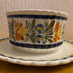Manteigueira antiga em faiança de Quimper Henriot com base – Cerâmica francesa, por volta de 1920, marca do fabricante