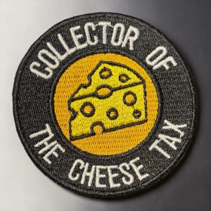 Könnte beinhalten: Runder, gestickter Aufnäher mit dem Text "COLLECTOR OF THE CHEESE TAX" um ein gelbes Käseeck auf schwarzem Hintergrund. Der Text und die Käsedetails sind in Weiß und Gelb.