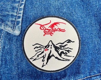 Toppa a forma di montagna con drago ispirata al fantasy (da stirare o da applicare con velcro)