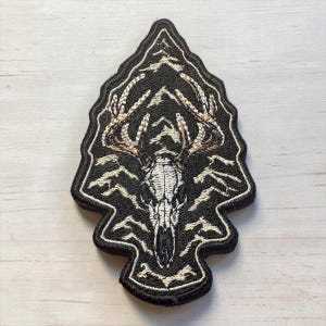 Parche bordado con calavera de ciervo (para planchar o con velcro)