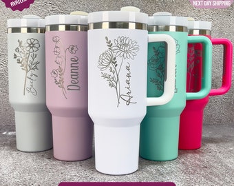 Gobelet personnalisé 40 oz fleur de naissance avec nom, gobelet personnalisé 40 oz avec anse et paille, proposition de demoiselle d'honneur, cadeau d'anniversaire