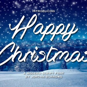 Op de afbeelding: Een wit script lettertype ontwerp op een blauwe achtergrond met witte sneeuwvlokken. De tekst luidt "Introducing Happy Christmas A Modern Script Font by Jordan Burrows".