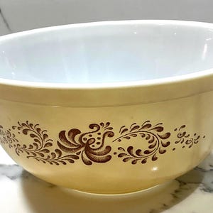Vintage Pyrex Homstead 403 nesting bowl