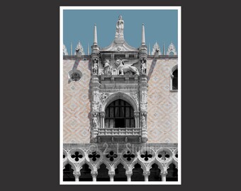 Puede incluir: Primer plano de un edificio con una gran ventana y una intrincada obra de piedra. La ventana es arqueada y tiene un balcón. La obra de piedra está decorada con estatuas y tallas. El edificio está hecho de ladrillo y tiene un cielo azul claro en el fondo.