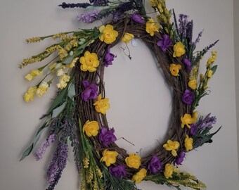 Lila und gelber Frühlingskranz