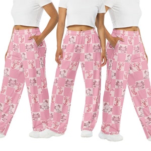 Peut inclure: Pantalon de pyjama &agrave; jambes larges &agrave; carreaux roses et blancs, orn&eacute; de motifs d'axolotls et de parapluies. Le v&ecirc;tement de nuit est dot&eacute; de poches et d'un motif r&eacute;p&eacute;titif. Les axolotls sont repr&eacute;sent&eacute;s dans diff&eacute;rentes poses.