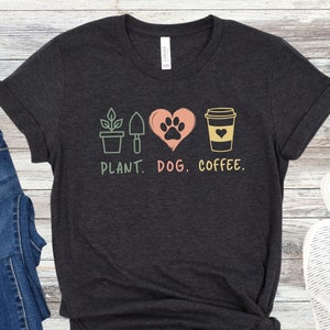 Chemise d'amant de chien de café de plante, t-shirt de jardinage mignon de cadeau d'amant de plante, T-shirt drôle de jardinier, cadeau pour la maman de jardinage, cadeau d'amant de chien et de plante