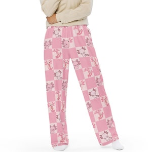 Peut inclure: Pantalon de pyjama rose avec un motif en damier repr&eacute;sentant des illustrations d'axolotls. Les axolotls sont dans diverses poses, certains tenant des parapluies. Le pantalon a une coupe d&eacute;contract&eacute;e et une apparence douce et confortable.