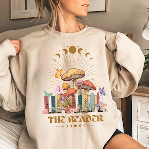 Cottagecore Buch Liebhaber Shirt Zauberpilz Sweatshirt, Mond Phasen Pullover, Buch Liebhaber Geschenk für Frauen, Der Leser Rundhals spiritueller Hoodie