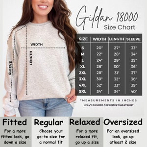 K&ouml;nnte beinhalten: Eine Gr&ouml;&szlig;entabelle f&uuml;r Gildan 18000 schwere, melierte Crewneck-Sweatshirts. Die Tabelle zeigt die Ma&szlig;e in Zoll f&uuml;r Breite, L&auml;nge und &Auml;rmell&auml;nge f&uuml;r die Gr&ouml;&szlig;en S bis 5XL. Die Tabelle enth&auml;lt auch Beschreibungen der Passform f&uuml;r jede Gr&ouml;&szlig;e: figurbetont, normal, locker und oversized.