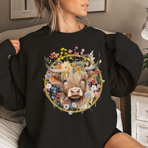 Boho Highland Cow Sweatshirt, Wildflower Highlander Cow Crewneck, Western Sweatshirt, Cow Mama Gift, Cute Cow Shirt, Cottagecore Farmer gift