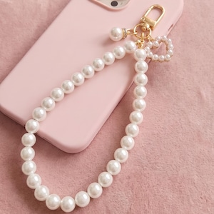 Gepersonaliseerde polsband met parelkralen en hartbedels | Elegant handgemaakt telefoonpolsbandje | Leuke parelmoeren telefoonriem | Romantisch cadeau-accessoire