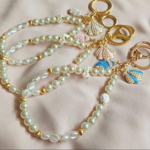 Pearl Keychain/phone strap/bridesmaid gifts/ket holder/cute beach keychain/beach keychain/ocean themed gifts/conch charms/shell charms
