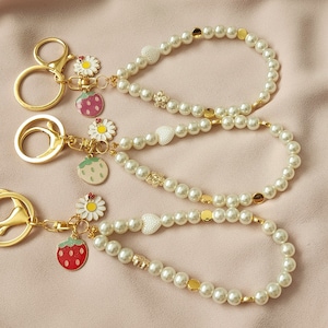 Chaveiro de pérola/encantos de primavera/presentes para ela/acessórios/fofo/feminino/pulseiras/morango/morango retrô/joaninha/bucólico/pulseira de morango