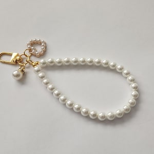 Bonito llavero para niña/pulsera de perla/accesorios neutros/dijes estéticos/temática oceánica/corazón de perla/minimalista/regalos para ella/llavero chic/bohemio