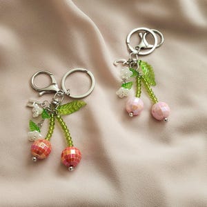 Chaveiro de cereja/encantos para airpod/chaveiros fofos/acessórios fofos/chaveiro de menina/bola de discoteca/cherryontop/rosa chiclete/encantos de livro/encantos de fichário