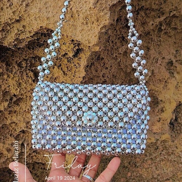 Sac pour femme en perle argentée, sac soirée fait à la main.