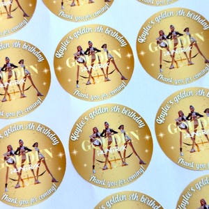 Puede incluir: Pegatinas redondas doradas con el texto "Kaylee's golden 8th birthday" y "Thank you for coming!". Las pegatinas presentan un gr&aacute;fico de cuatro bailarinas. Ideales para recuerdos de fiesta.